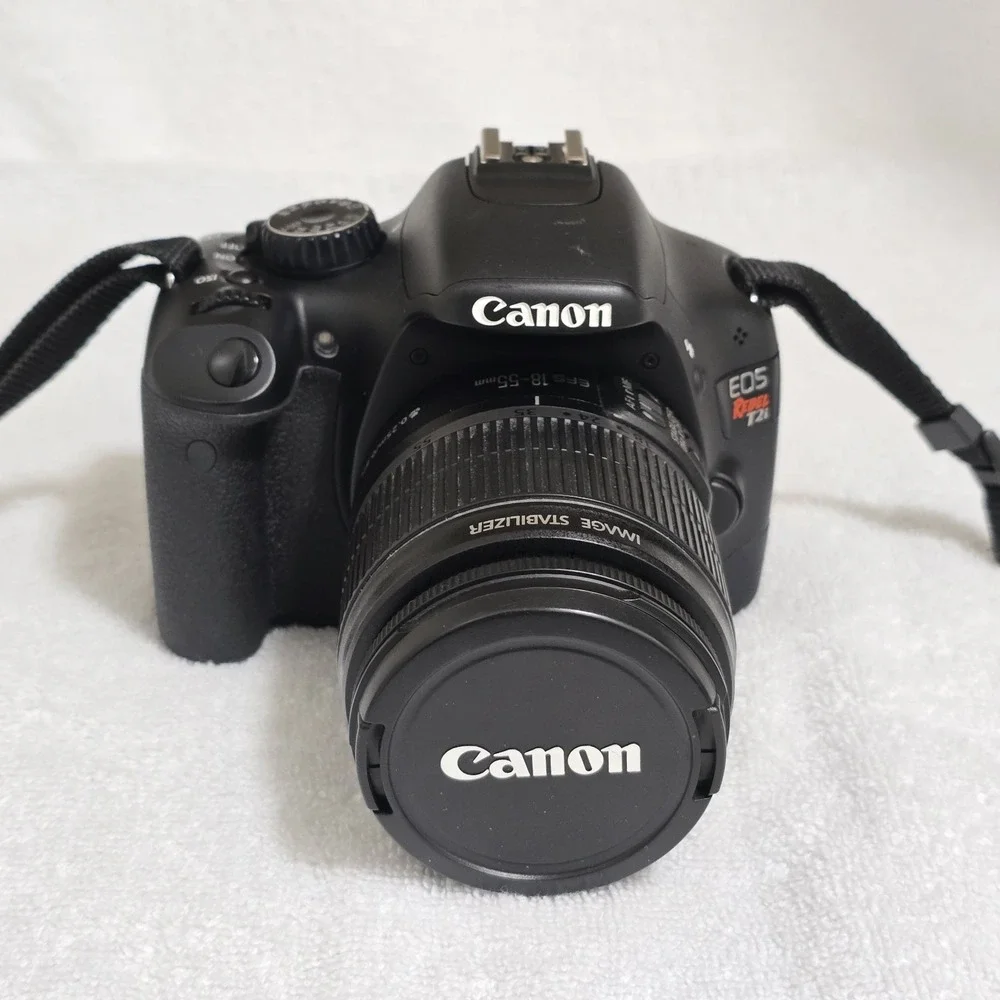 Canon EOS Rebel T2i DSLR Camera 18-55mm Lens Bundle